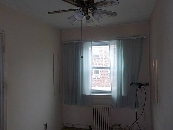 4th image of 247-74 77th Cres Floor 1