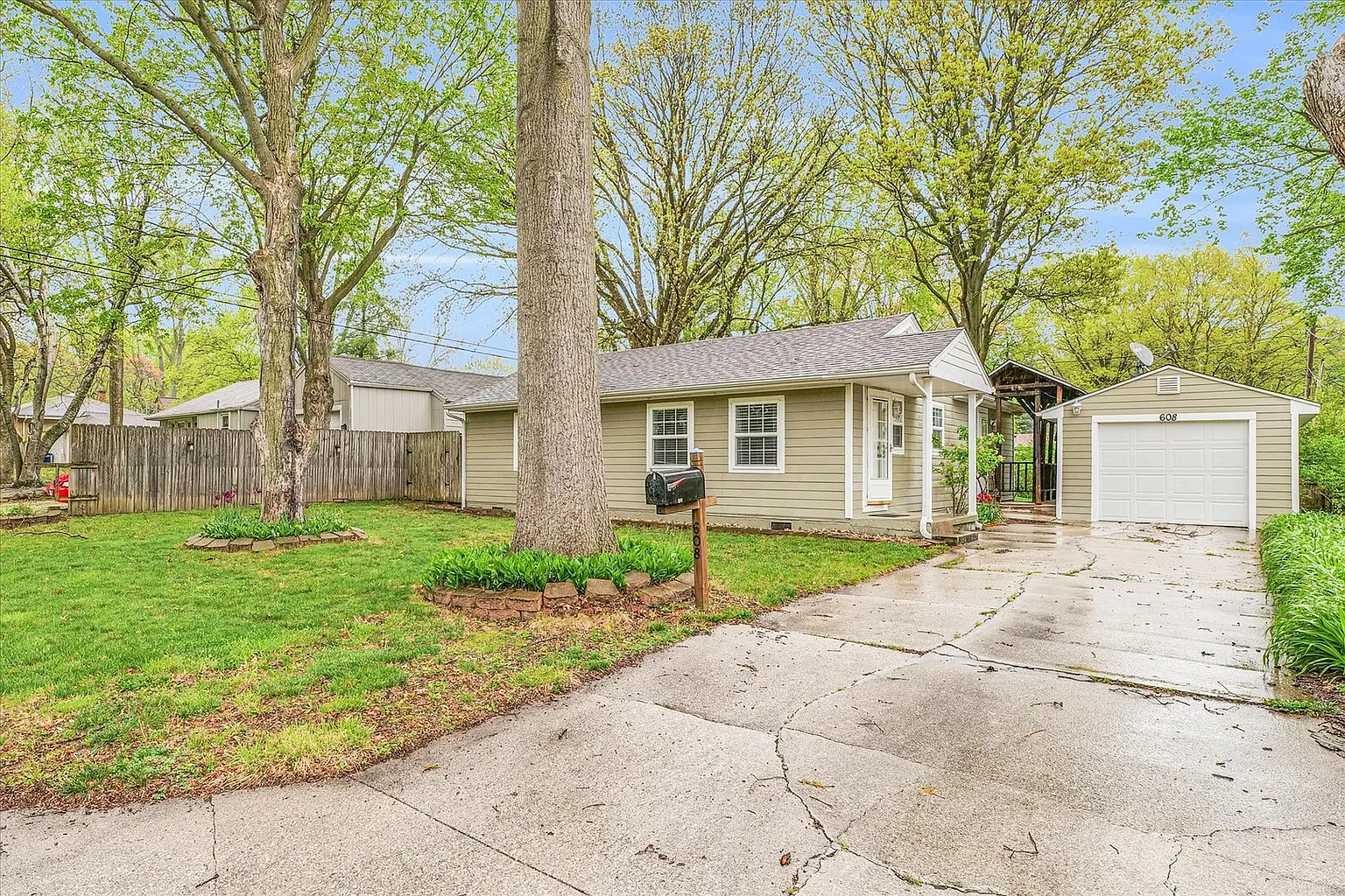 608 S Westlawn Ave photo 1