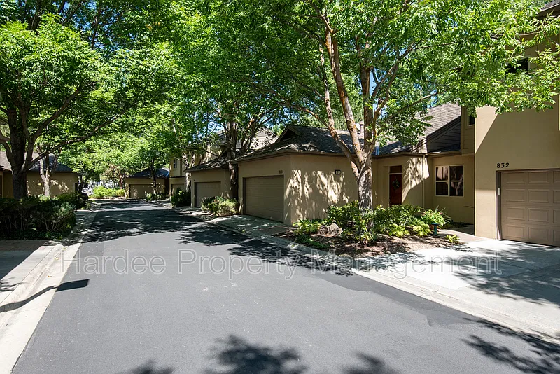 2 bed, 2.0 bath, 1696 sqft, $3,100 — Photo 3