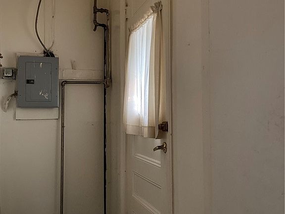 4th image of 234 Benzinger St