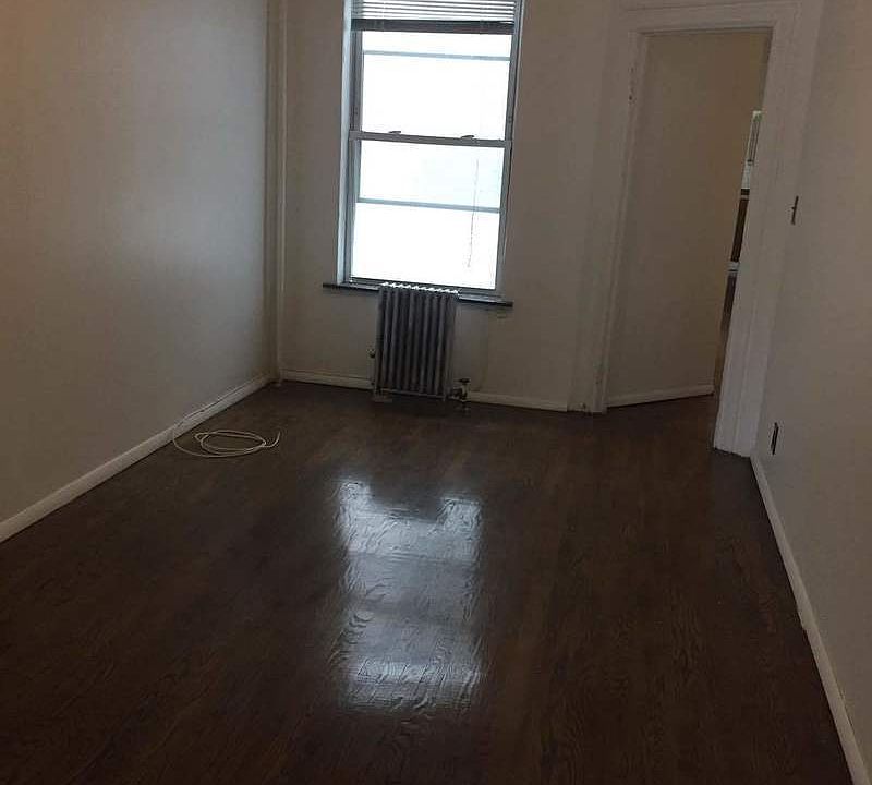 2nd image of 138 29th St APT 4R