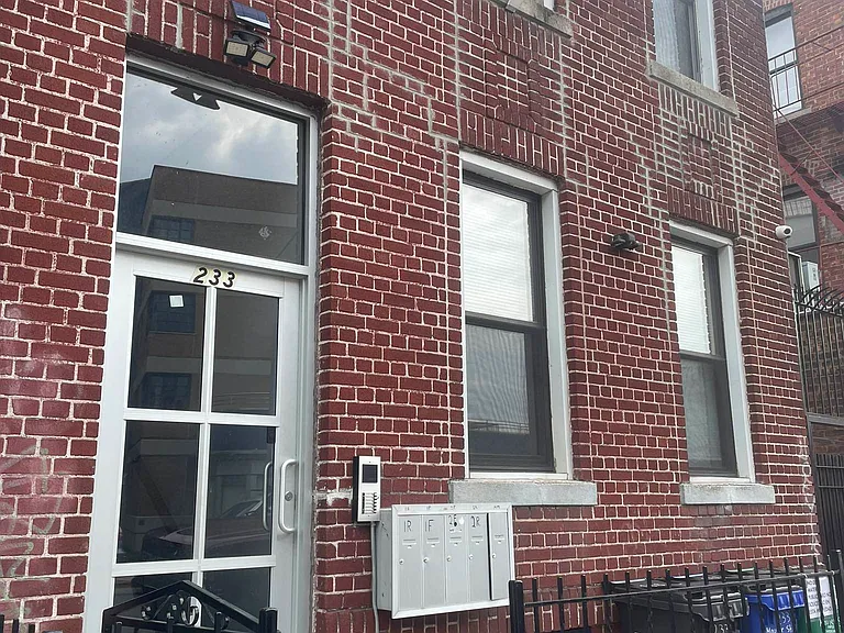 233 Maujer St #1B — Photo 7