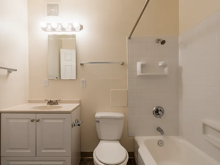 Lake Vista Apartments — Photo 20
