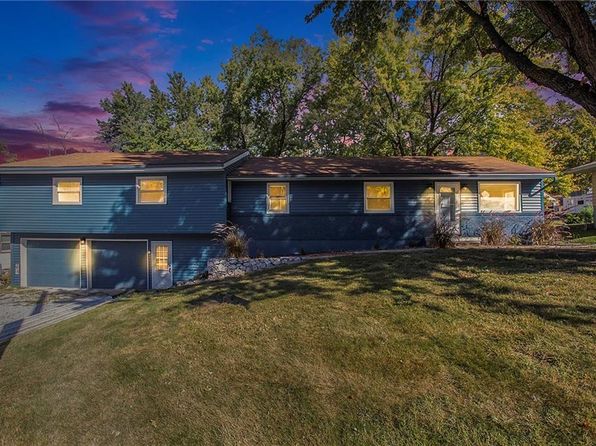 2020 NW 50th St, Northmoor, MO 64151