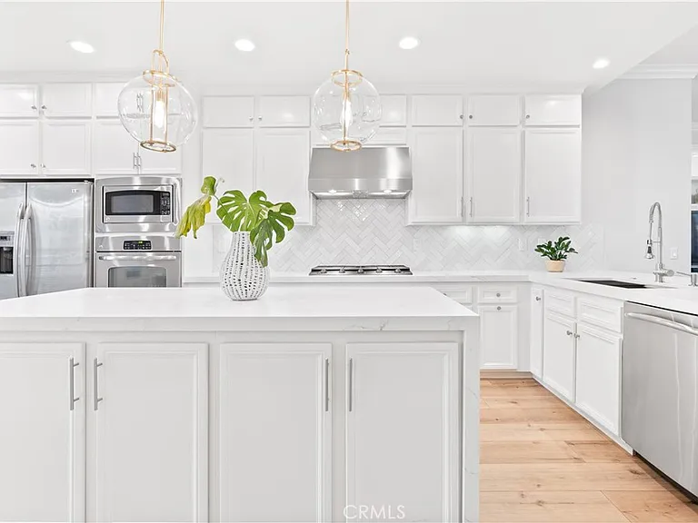 71 Vantis Dr — Photo 10