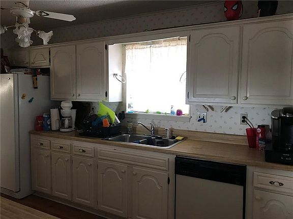 3rd image of 100 Westbury Dr
