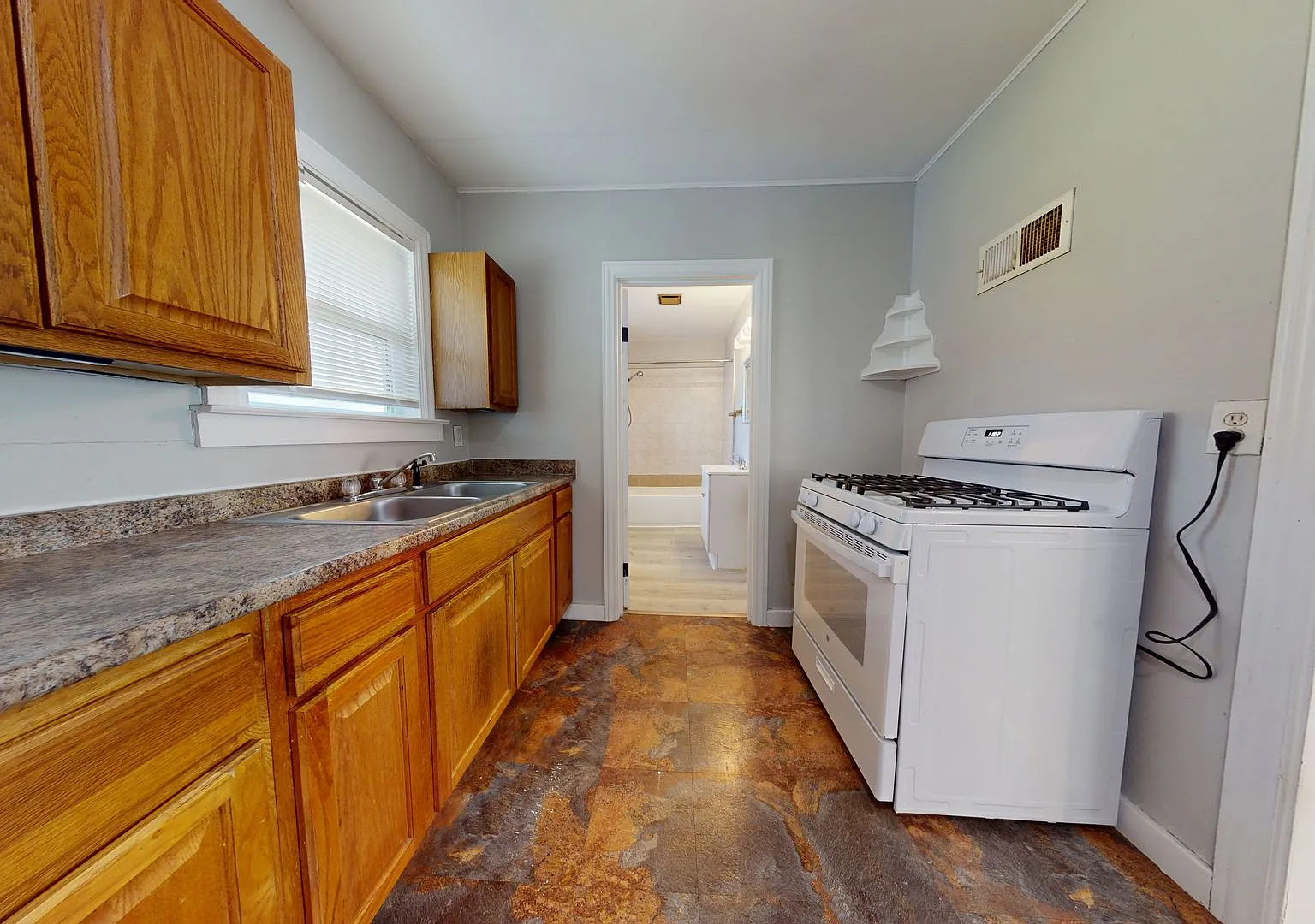 Charming 2-Bedroom Ranch for Lease in Warren — Photo 4
