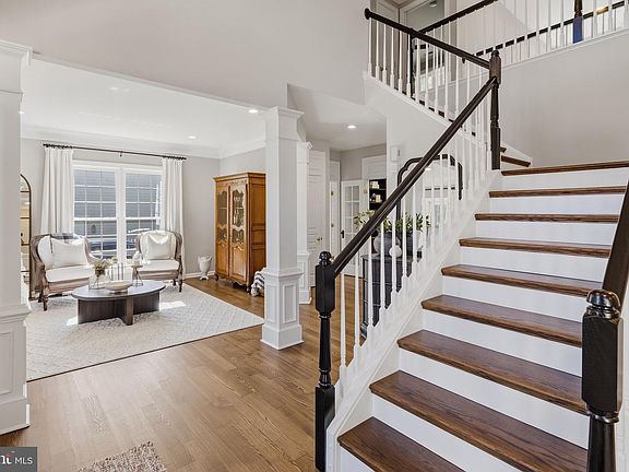 4th image of 325 Sleepy Hollow Ct
