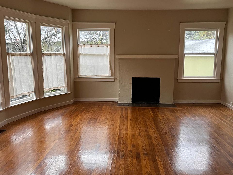 Large living room w fireplace insert