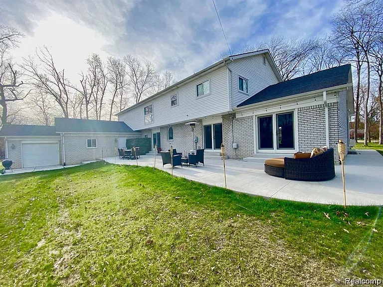 4077 Lincoln Dr — Photo 27