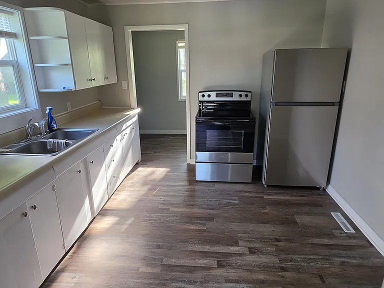 204 N Burnett St — Photo 5
