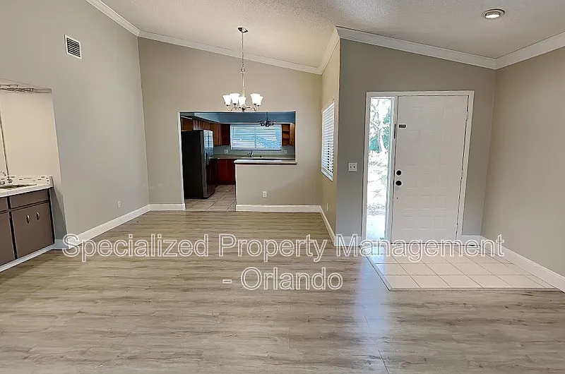 3 bed, 2.0 bath, 1487 sqft, $2,349 — Photo 2