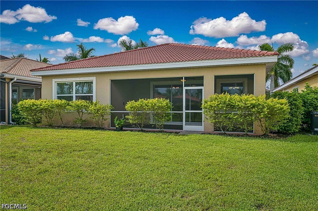 4 bed, 2.0 bath, 1983 sqft, $2,600 — Photo 2