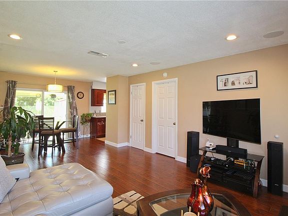 4th image of 1107 Scott Ave
