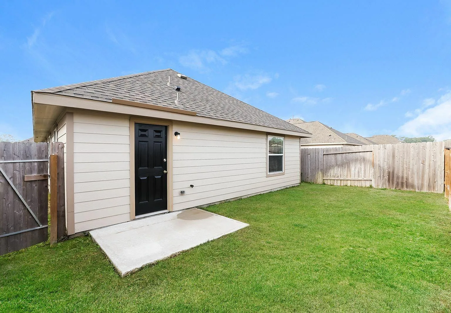 4 bed, 2.0 bath, 1589 sqft, $1,965 — Photo 2
