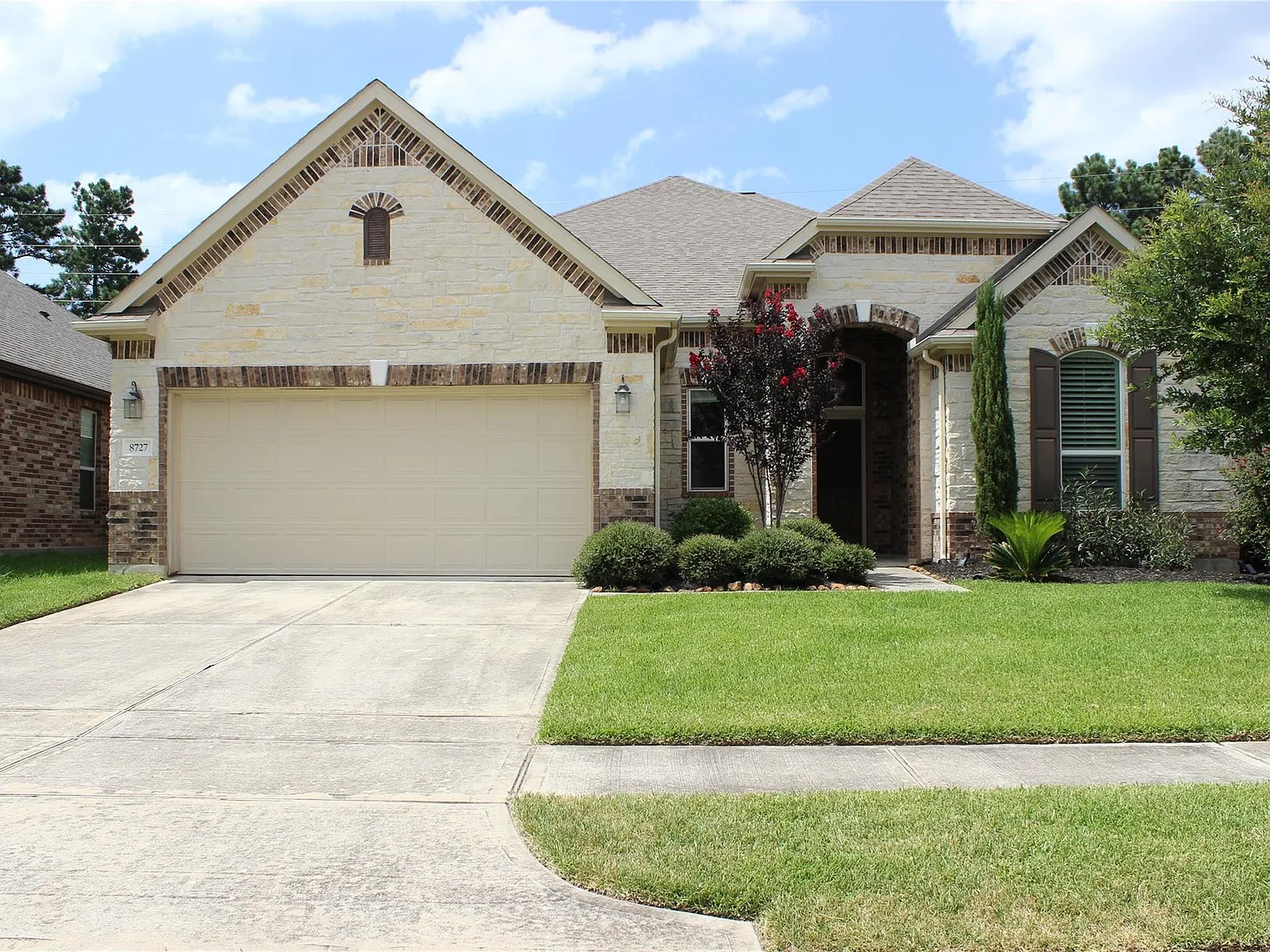 3 bed, 2.0 bath, 2612 sqft, $2,675 — Photo 1