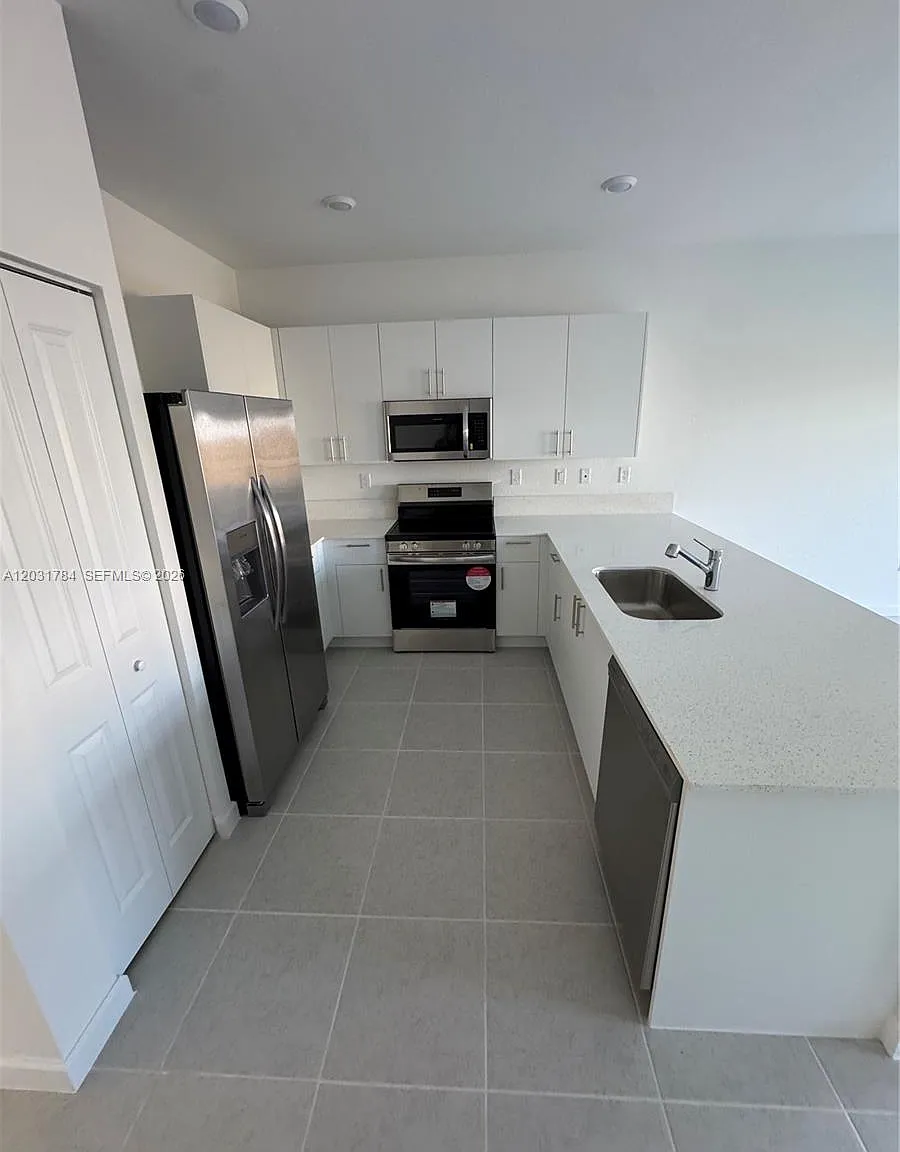 $2,400 2655 SE 28 — Photo 4