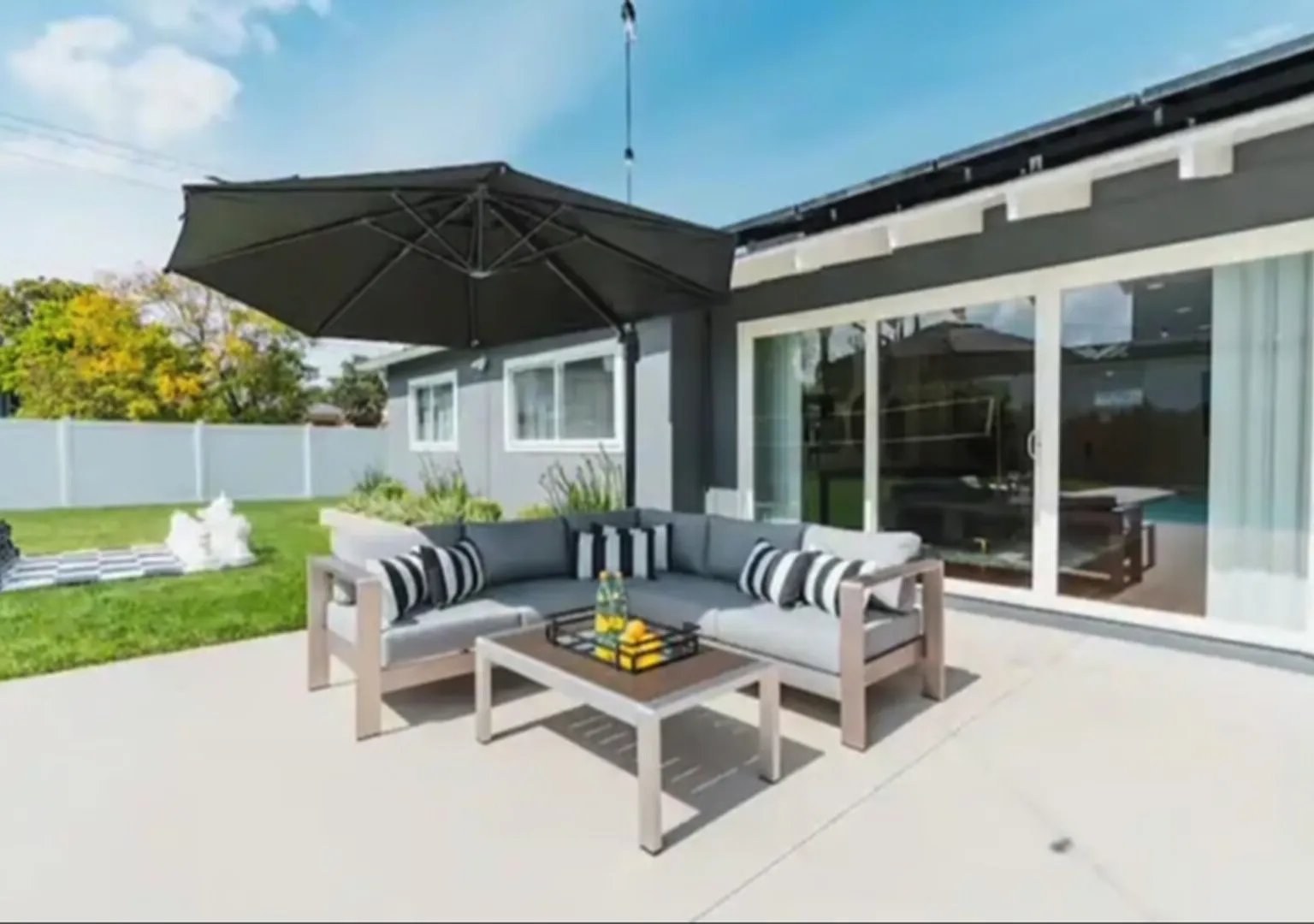 Gorgeous Family Home in Encino — Photo 4