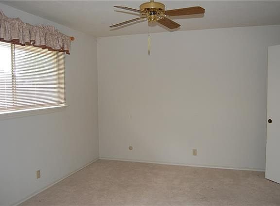 4th image of 3414 Peachtree Ln