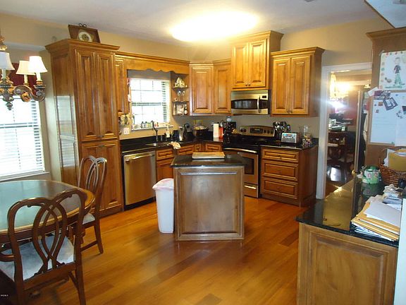 4th image of 1503 Heidenheim St