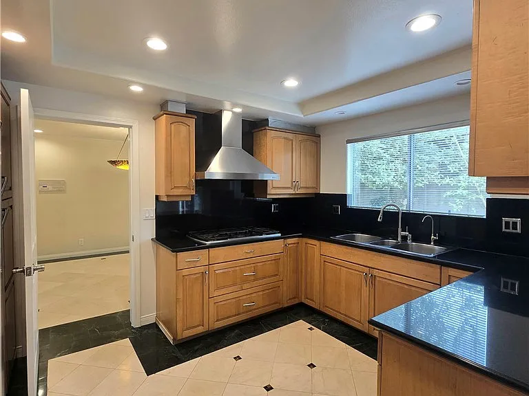 8219 Somerset Pl — Photo 10