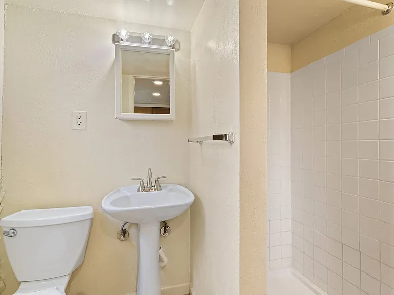 38 W Navajo St #B — Photo 25