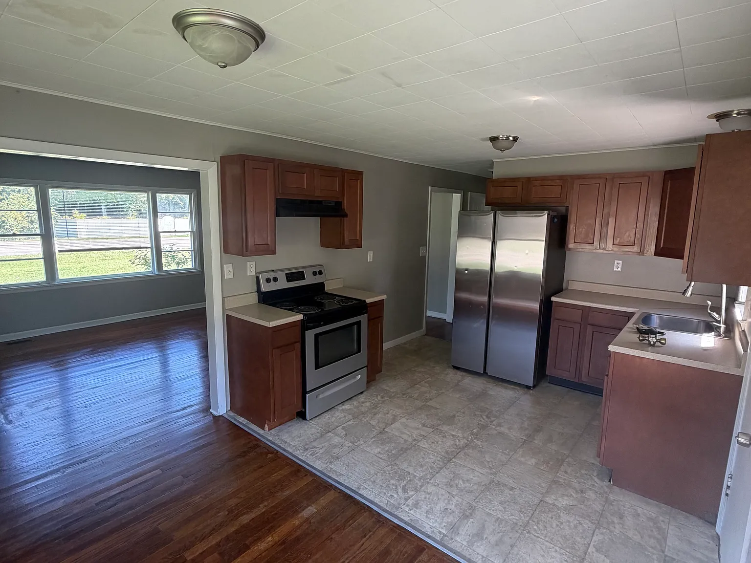 3 bed, 1250 sqft, $1,900 — Photo 3