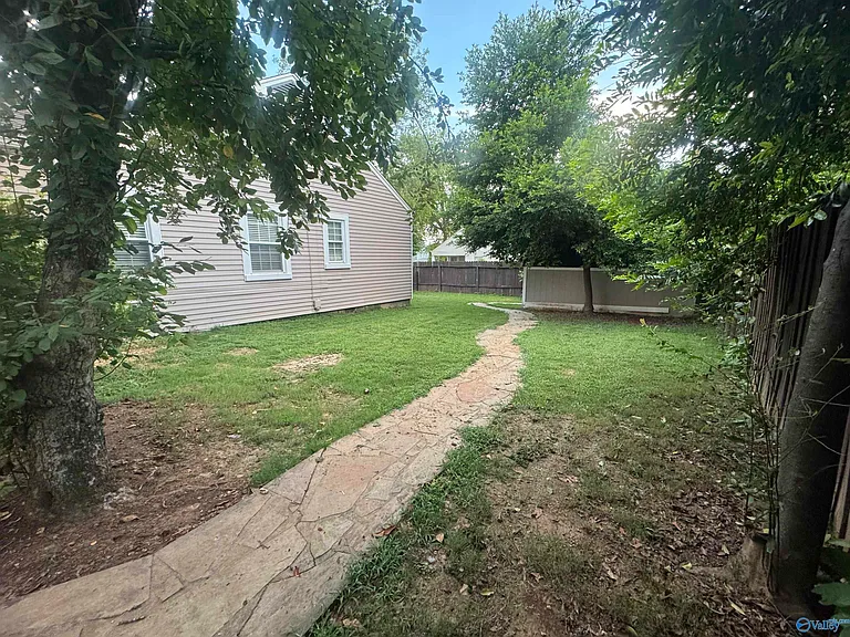 208 Surrey Rd SW — Photo 39