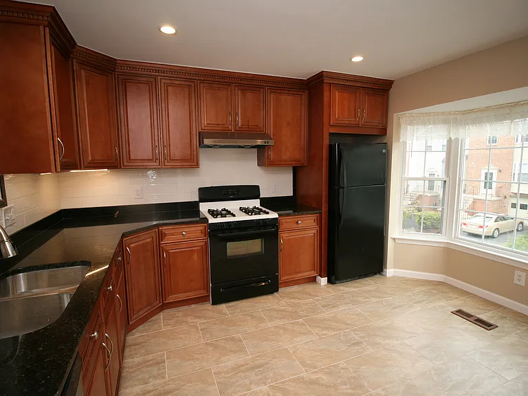 512 Suffield Dr — Photo 6