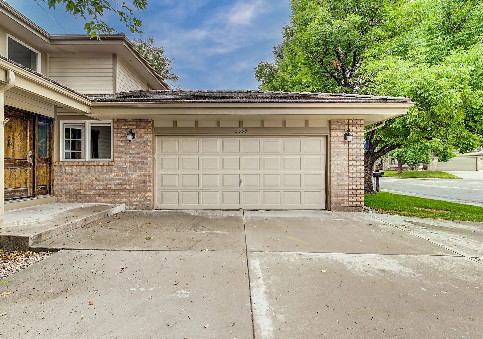 5 Bedroom 4 bath home with attached 2 car garage. — Photo 2
