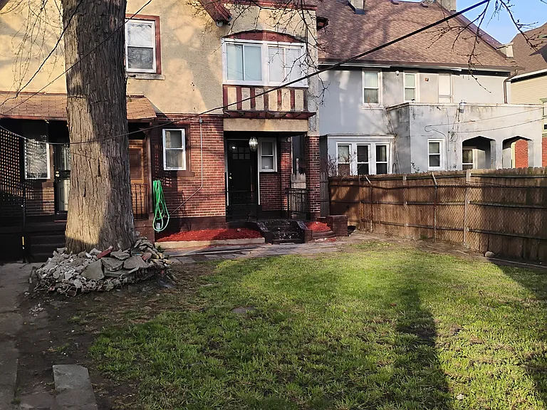 Field St — Photo 124