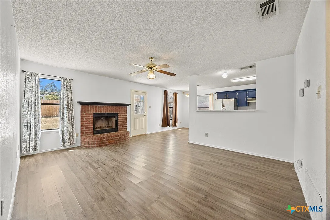 3 bed, 2.0 bath, 1110 sqft, $1,400 — Photo 2