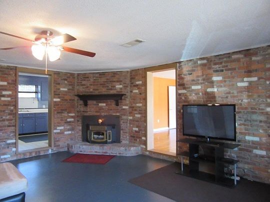3rd image of 301 Belmont Dr