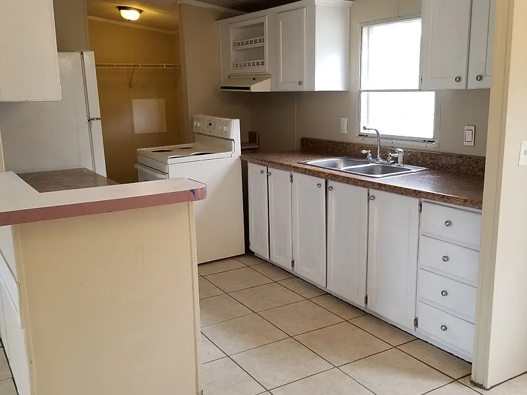 219 Gramercy Ln — Photo 2