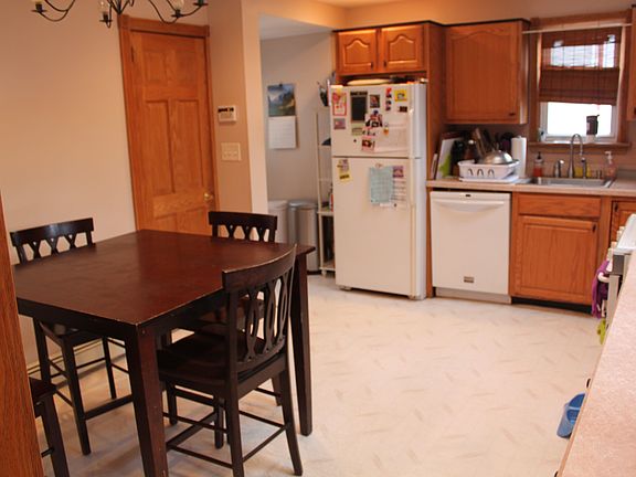 Eat in kitchen, dishwasher, gas stove