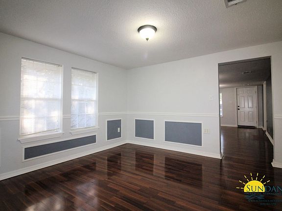 4th image of 321 Chestnut Ave E