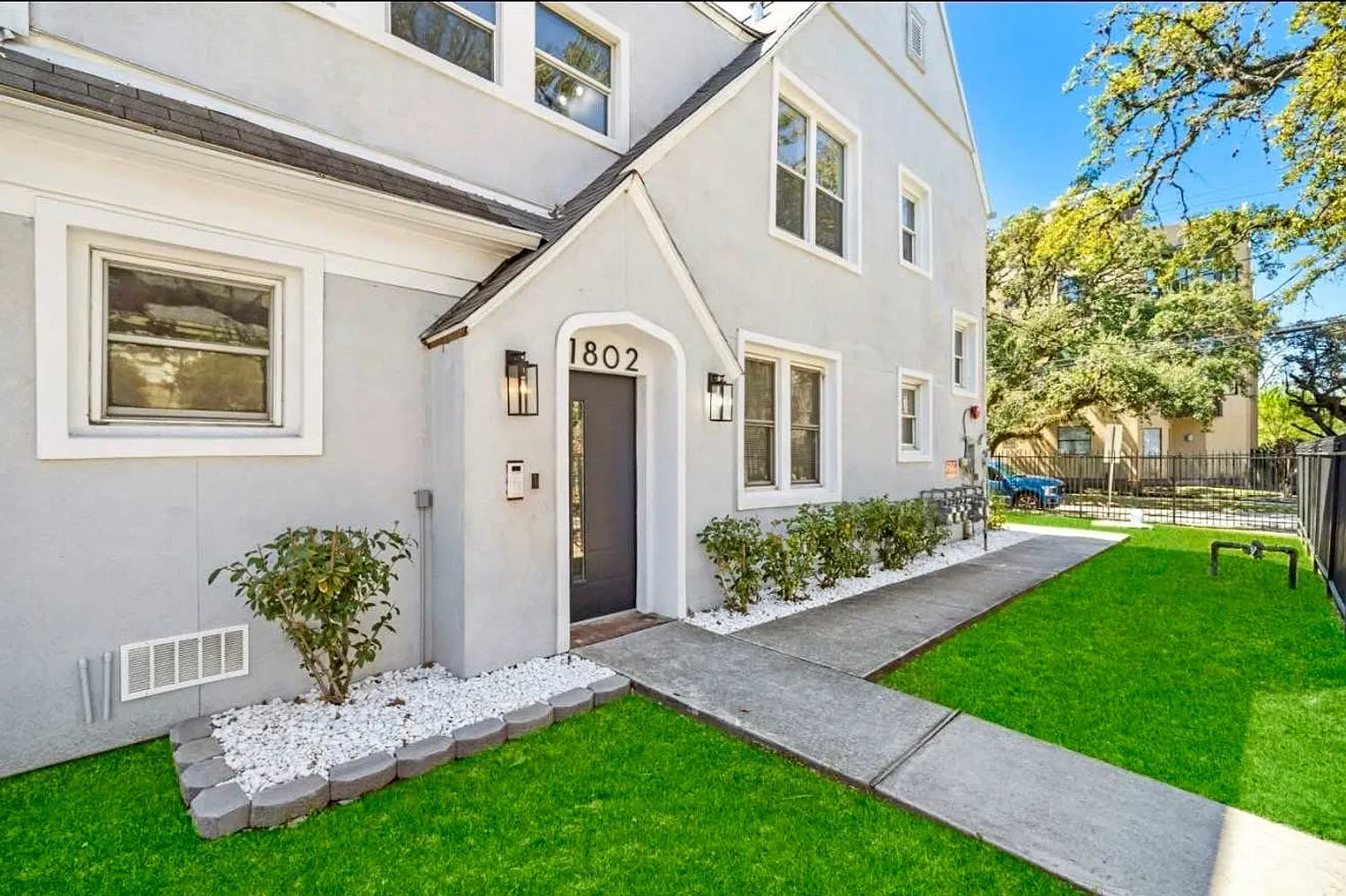 2 bed, 2.0 bath, 1194 sqft, $4,952 — Photo 3