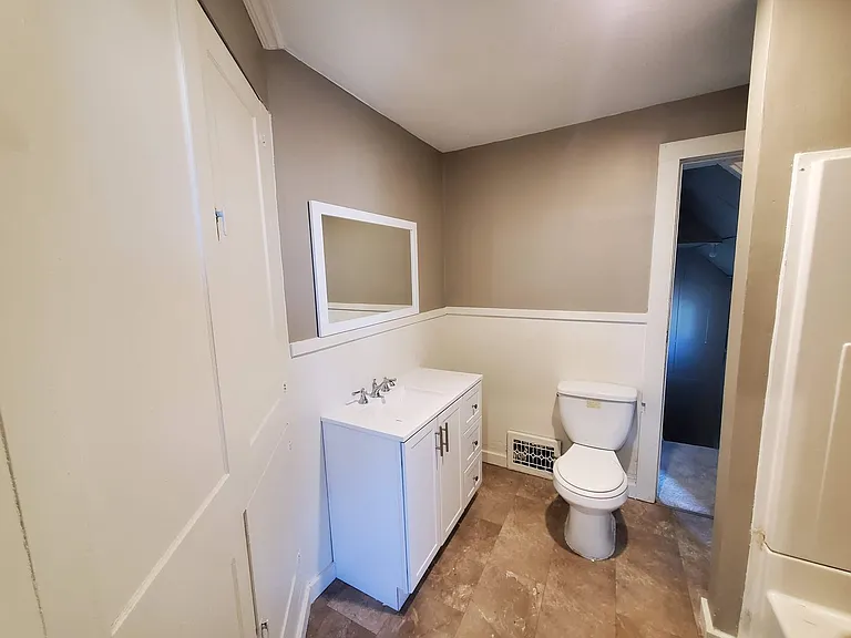 385 Ames St — Photo 10