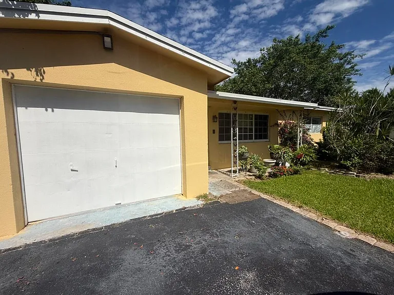 2122 NE 1st Ct — Photo 15