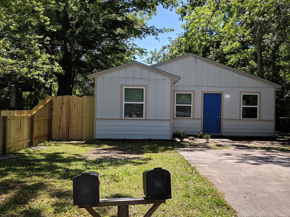3304 Phyllis St #2