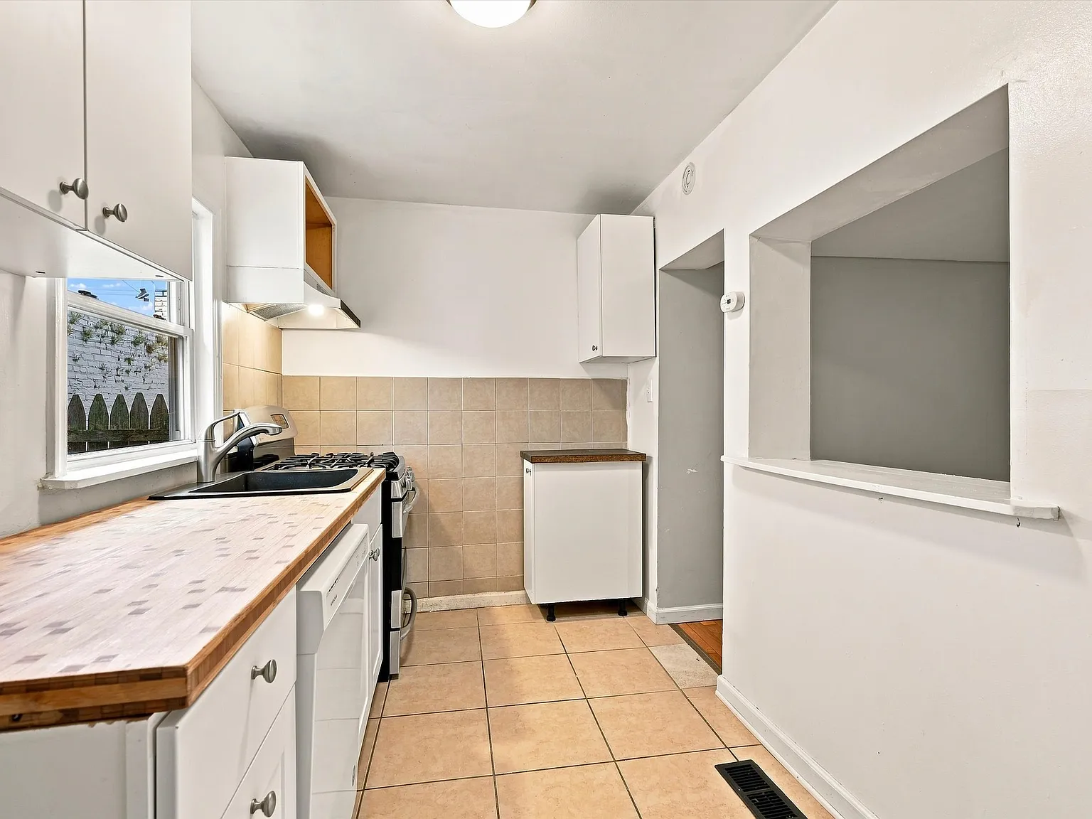 2 bed, 811 sqft, $1,400 — Photo 2
