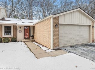 422 Forest Dr, Brighton, MI