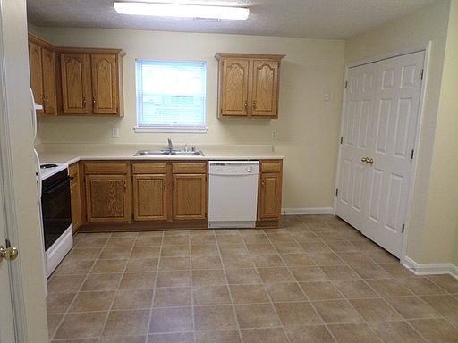 2nd image of 100 Pinnacle Ct APT 101