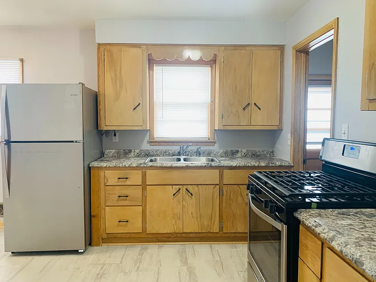 4824 33rd Ave — Photo 3