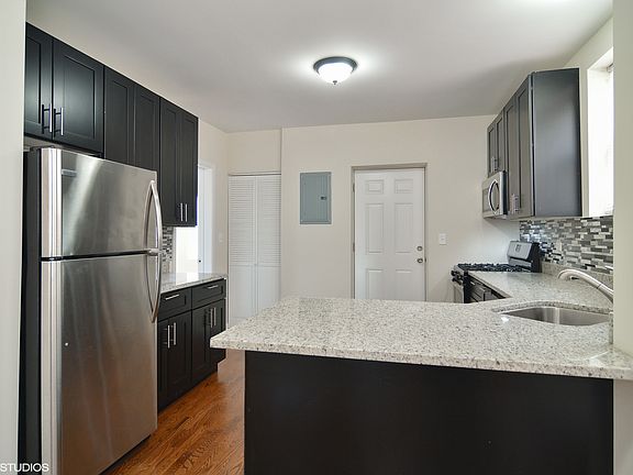 3rd image of 6042 N Washtenaw Ave