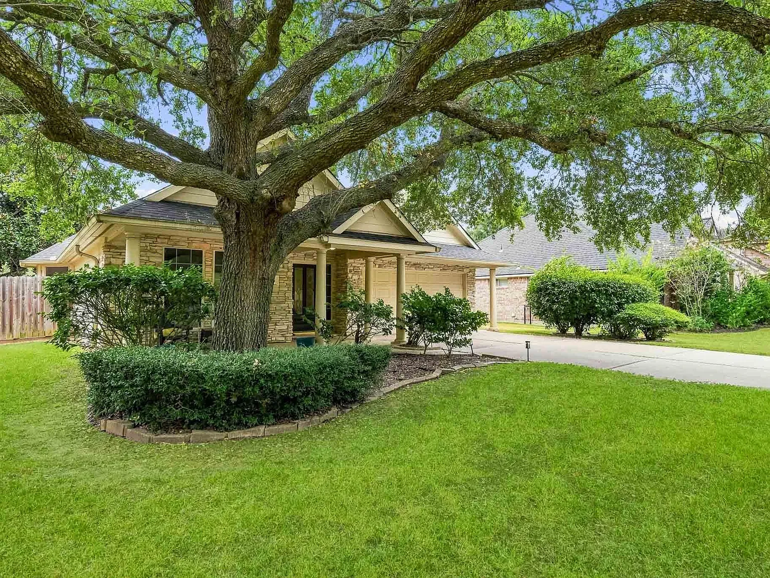 4 bed, 2.0 bath, 2298 sqft, $2,200 — Photo 4