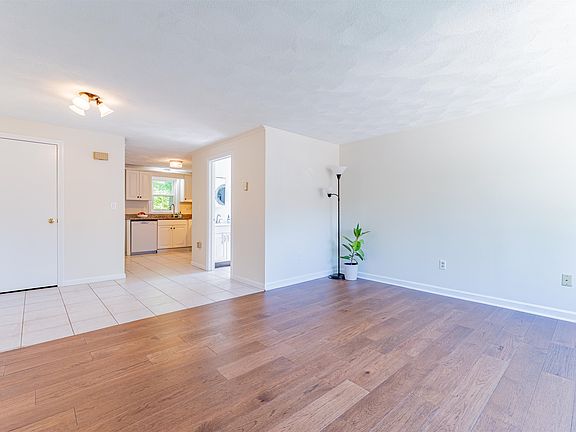4th image of 111 Stonegate Lane