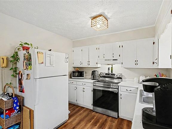 2nd image of 845 Idlewood Rd