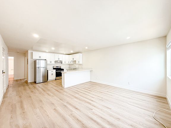 4th image of 1162 Elm Ave #21