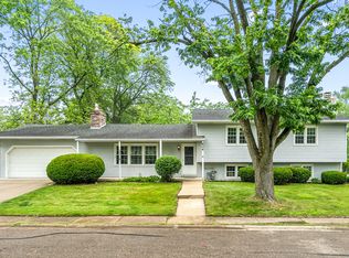 826 Iris Ln, Naperville, IL 60540